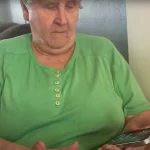 Oude vrouw die smartphone gebruikt