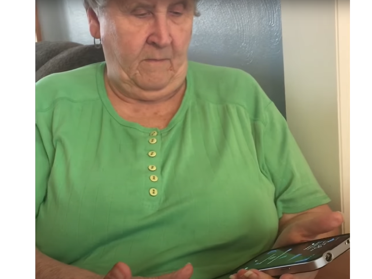 Oude vrouw die smartphone gebruikt